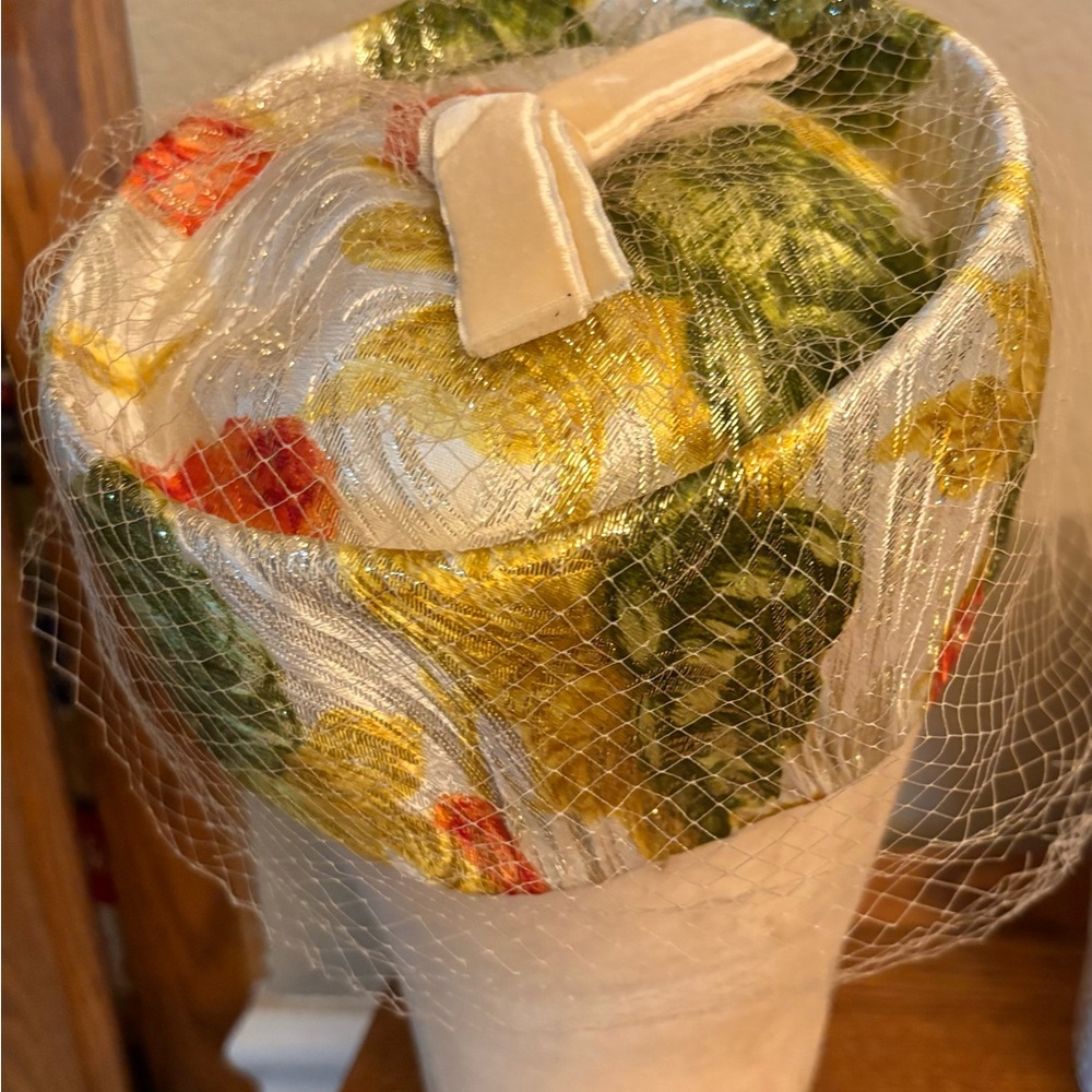 Kentucky Derby Vtg Floral Pill Box Hat wNetting. couple of small tears in net